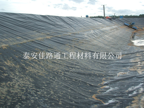 水產(chǎn)養(yǎng)殖防滲膜應(yīng)對四季的施工措施