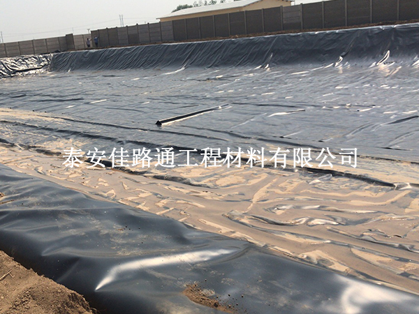 蓄水池鋪設防滲膜與坡面防滑技巧：打造穩(wěn)固高效的儲水設施