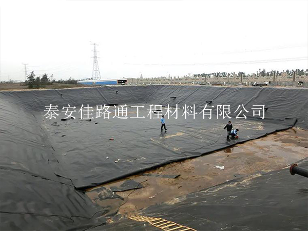 水產(chǎn)養(yǎng)殖防滲膜冬季維護技巧：守護水下的溫暖家園