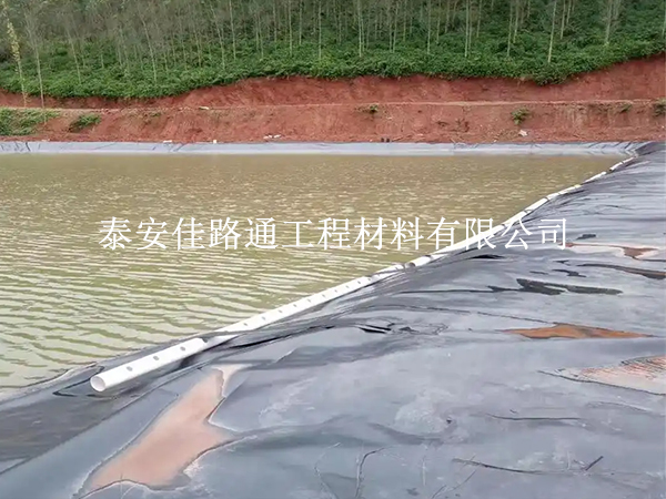 水產(chǎn)養(yǎng)殖防滲膜鋪設(shè)搭接細節(jié)技巧：打造高效持久的養(yǎng)殖環(huán)境