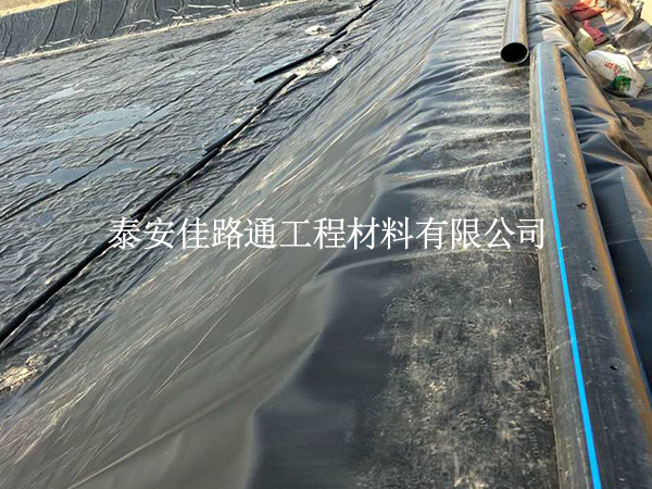 夏季鋪養(yǎng)殖防滲膜會“翻車”？掌握這4點(diǎn)施工穩(wěn)如泰山
