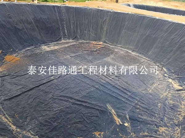 藕池防滲膜鋪設(shè)總出問題？前期勘察準(zhǔn)備要做對