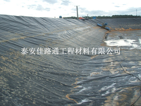 養(yǎng)殖防滲膜用得久？鋪設(shè)維護技巧請收好