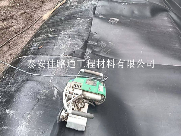 人工湖防滲膜邊坡鋪設(shè)防滑要點，筑牢邊坡穩(wěn)定防線